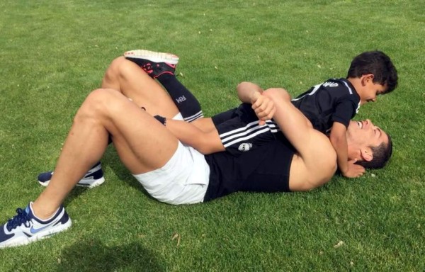 Video: Cristiano Ronaldo enseña a hacer abdominales a su hijo