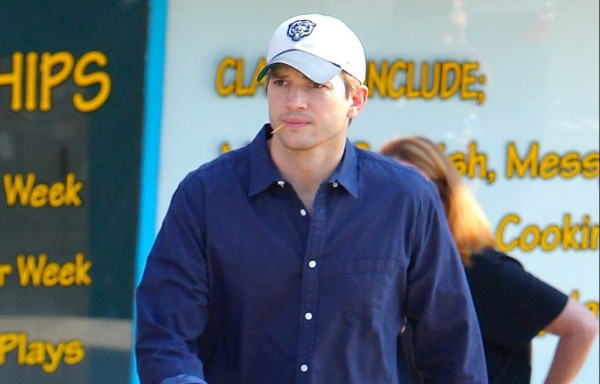 Ashton Kutcher atropella a uno de sus mayores fans