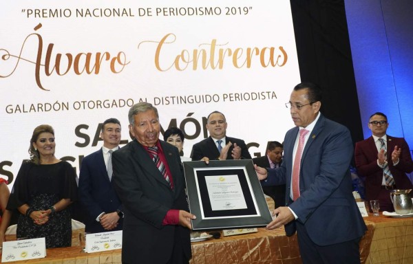 'Debemos luchar por un periodismo responsable': Salomón Salguero al recibir el Álvaro Contreras