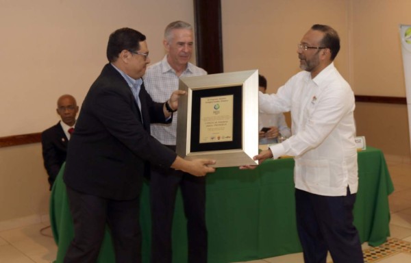 Reconocen aporte ambiental de dos empresas