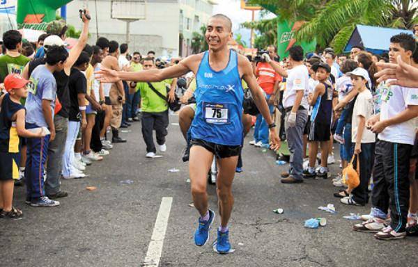 El guatemalteco Amado García ostenta dos récords en la Maratón LA PRENSA: es el atleta masculino con más conquistas al adjudicarse cinco coronas y en 2006 logró el mejor tiempo, 1h 3m 53s.