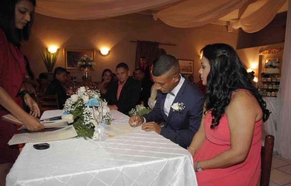 Futbolista Bryan Acosta contrae matrimonio en La Ceiba