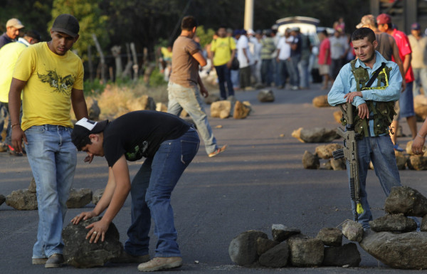 Gobierno de México oficializa algunos grupos de autodefensa en Michoacán