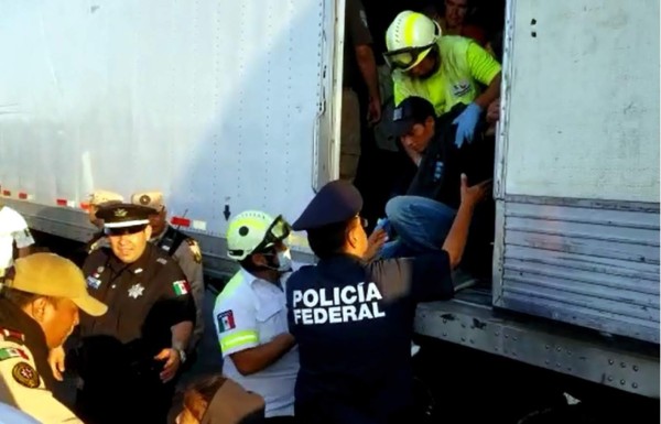 Rescatan a 150 migrantes que viajaban en tráiler en México