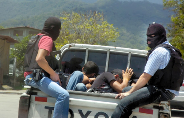 Niña sale herida en tiroteo en escuela de La Pradera