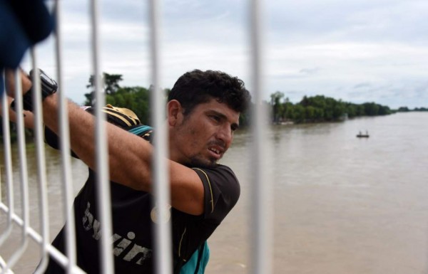 Grupos de hondureños deciden lanzarse a río para cruzar a México