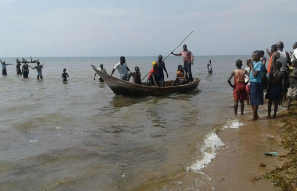 Naufraga un barco que llevaba un equipo de fútbol en Uganda: al menos 9 muertos