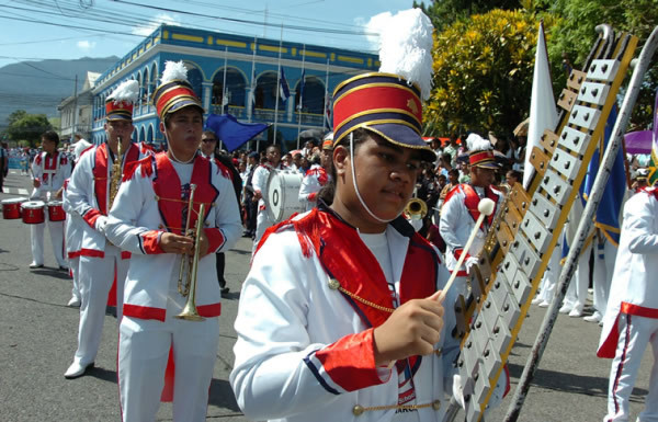Atractivos desfiles patrios en La Ceiba