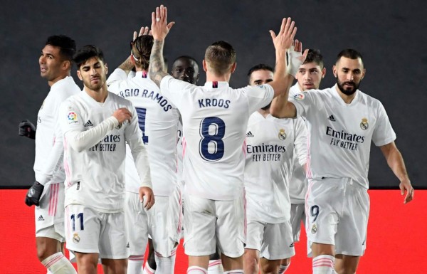 Sufrido triunfo al Real Madrid ante Granada para seguir a la par del Atlético en la Liga Española