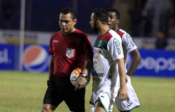 Alfredo Mejía: 'El árbitro se estaba riendo cuando terminó el partido'