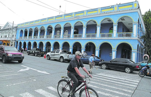 Buscan readecuar millonarias deudas a las municipalidades