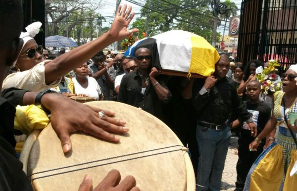 Con tambores despiden a Celeo Álvarez Casildo en La Ceiba