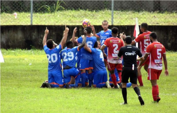 Los jugadores de la UPN celebrando su gol contra la Real Sociedad. Foto @LobosUpnfm