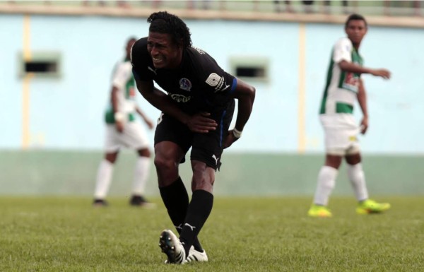 Carlo Costly sale lesionado en amistoso del Olimpia