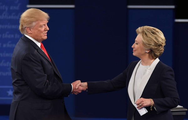 Clinton y Trump cierran con elogios segundo debate presidencial
