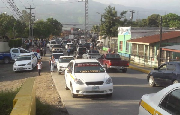 Largas filas ha generado el bloqueo de la salida hacia Santa Rita, Yoro.