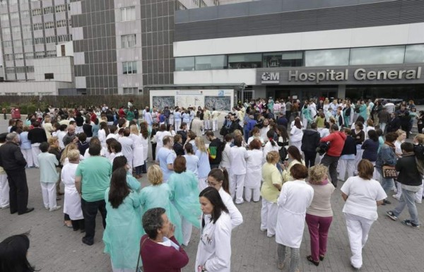 Por ébola hospitalizan a tres personas más en España