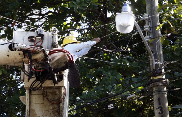 Instalan 14 lámparas nuevas en la colonia Periodista