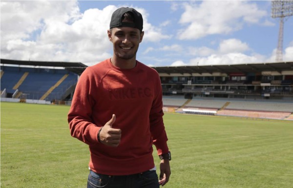 Alexander López llega a entrenamientos del Olimpia