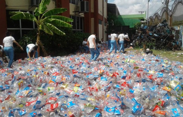 Escolares se suman contra la contaminación del plástico