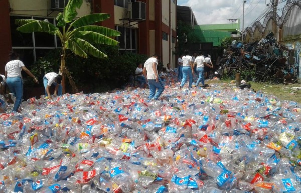 Escolares se suman contra la contaminación del plástico