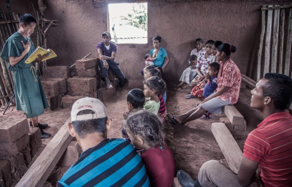 Aurelio Martínez, el tolupán que da clases en el rincón de una iglesia