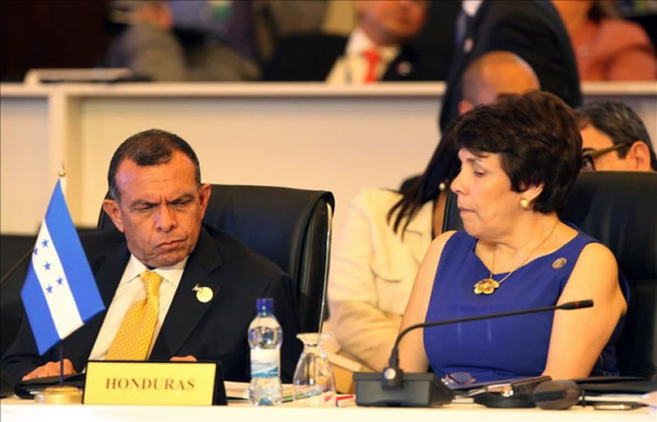 Lobo pide colaboración ante la delincuencia organizada que afecta a Honduras