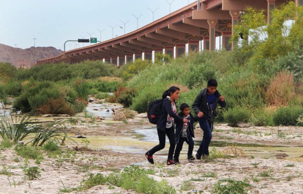 Justicia permite a Trump enviar a México a solicitantes de asilo