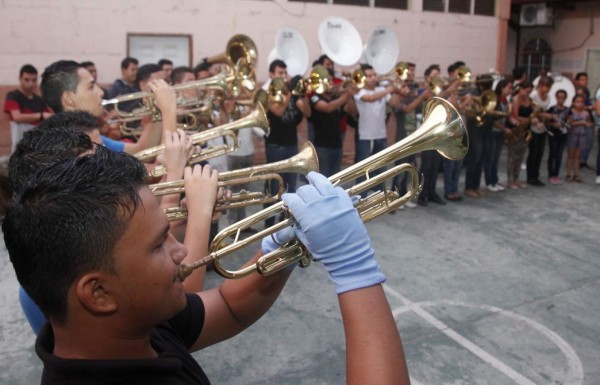 Bandas de guerra listas para poner a bailar a los sampedranos