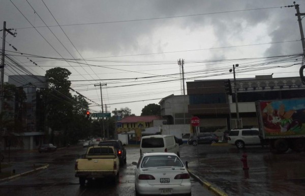 Onda tropical genera lluvias en San Pedro Sula