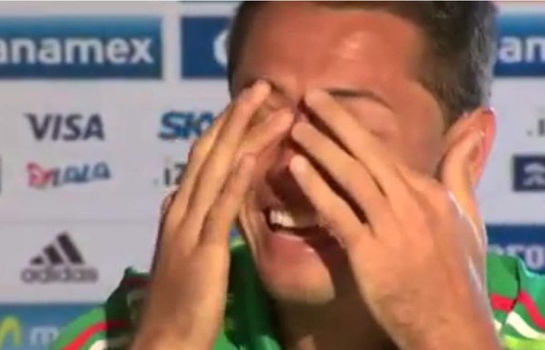Video: 'Chicharito' rompe en llanto en plena entrevista