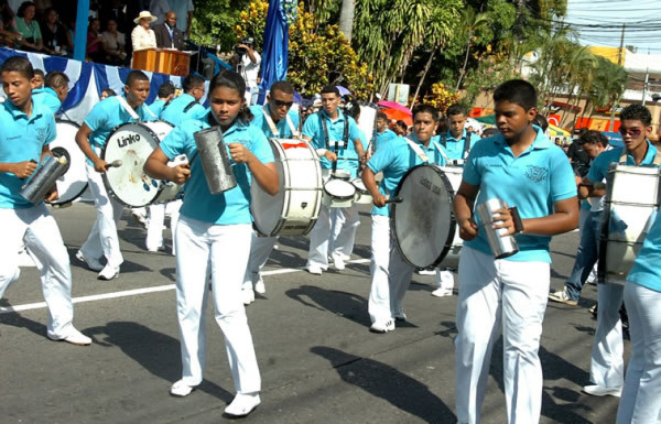 Atractivos desfiles patrios en La Ceiba
