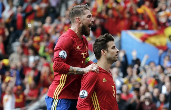 El desafiante festejo de Piqué tras marcar ante República Checa