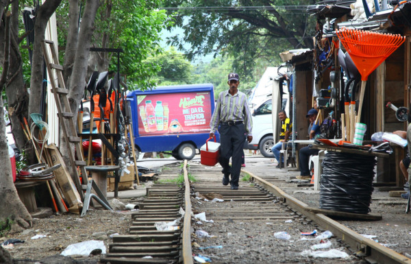Camina 12 horas vendiendo agua para ganar L50