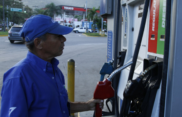 Galón de gasolina se encarecerá de golpe más de L5