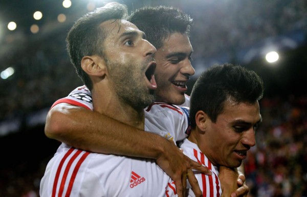 Benfica sorprende al Atlético y remonta en el Calderón