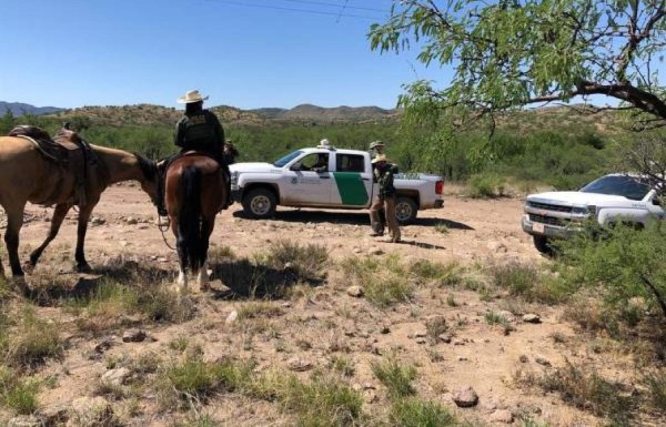 Patrulla Fronteriza rodeando campamento humanitario de migrantes