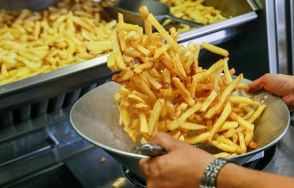 Un niño británico sufre pérdida de visión por comer únicamente patatas fritas