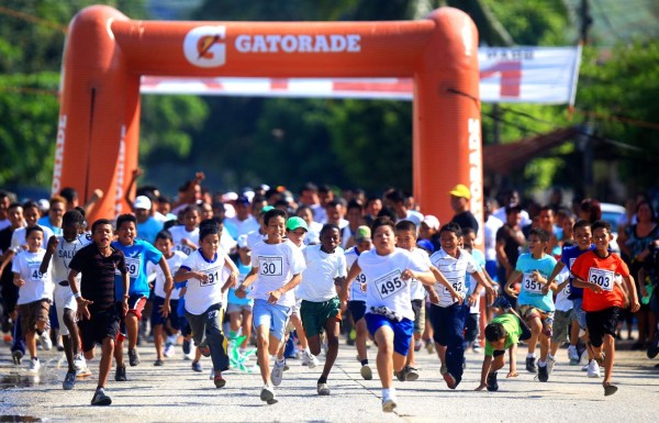 Hondureños corren por la vida en la Rivera Hernández
