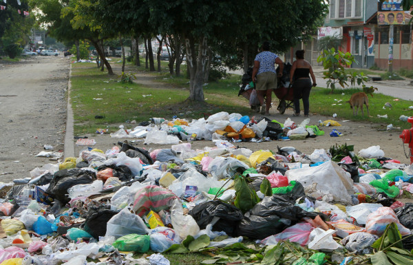 Difícil tarea libran para eliminar basura en San Pedro Sula