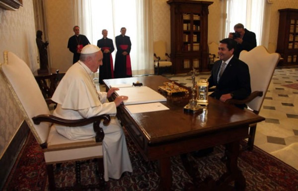 Juan Orlando Hernández se reunió con el Papa y lo invitó a Honduras