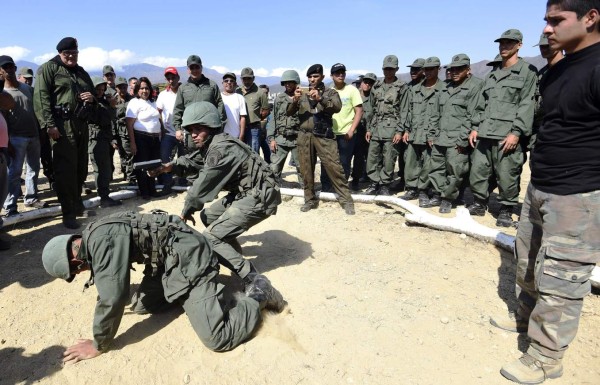 Ministro venezolano dice 30,000 milicianos se alistaron para defender al país