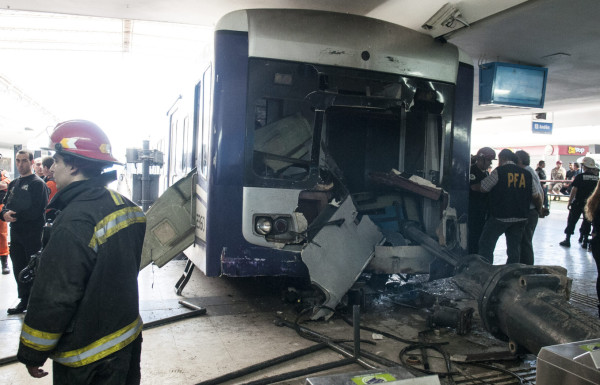 Tren choca contra terminal: 99 heridos