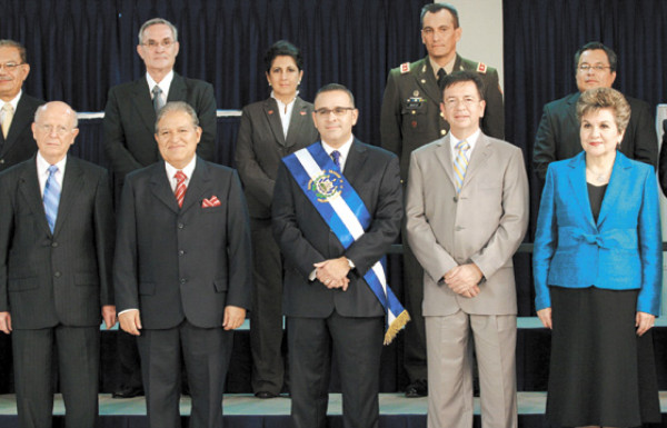 Mauricio Funes promete 100 mil empleos