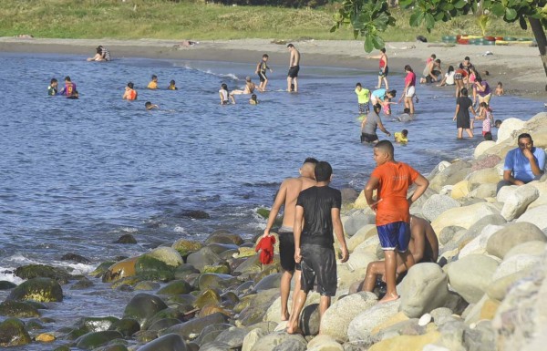 Hondureños se relajan en playas y balnearios