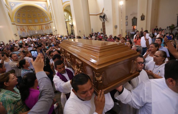 '¡Gracias, padre Saturnino Senis!”, dijeron en sepelio 2,500 feligreses