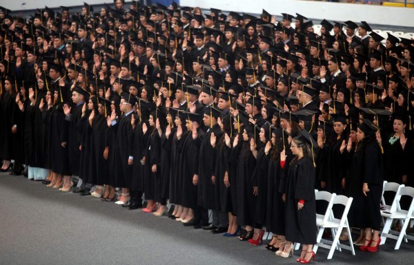 Alrededor de 1,200 nuevos profesionales se gradúan de varias carreras en la Unah