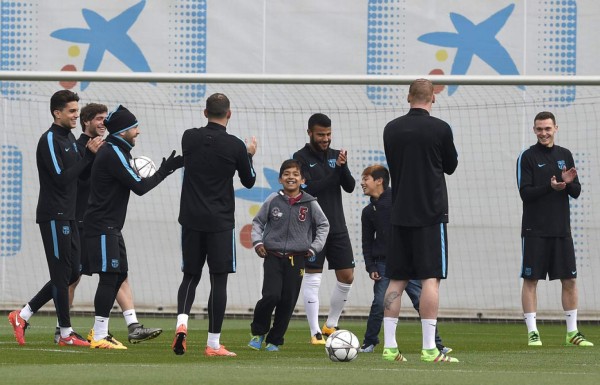 Tres niños se cuelan en el entrenamiento del Barcelona