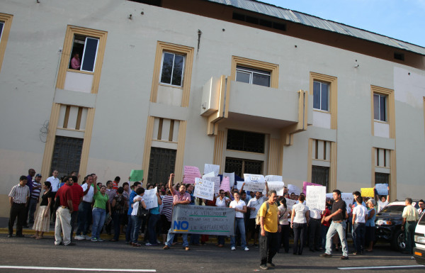 Pobladores se oponen a que les boten un muro