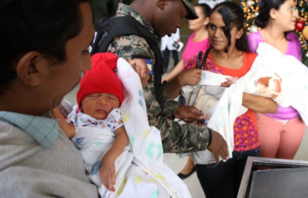 Trillizos se van a casa; padres reciben ayuda, incluso de Estados Unidos